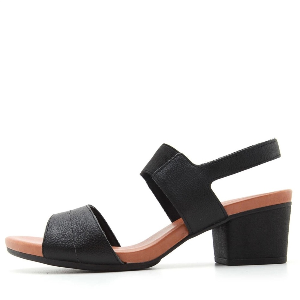 Leather Sandal w/Strap in Black - AB6101